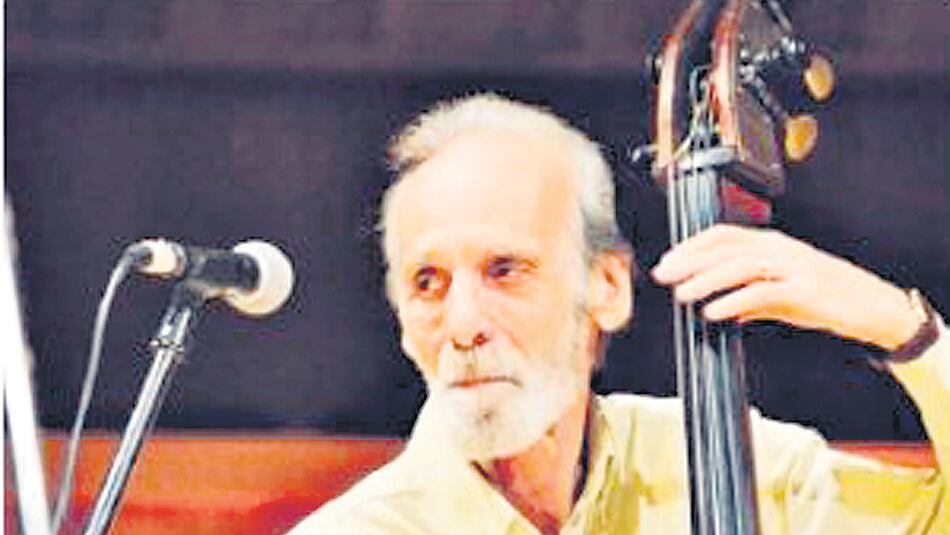 López Ruiz comenzó tocando la trompeta, pero el azar lo llevó al contrabajo... y allí se quedó.