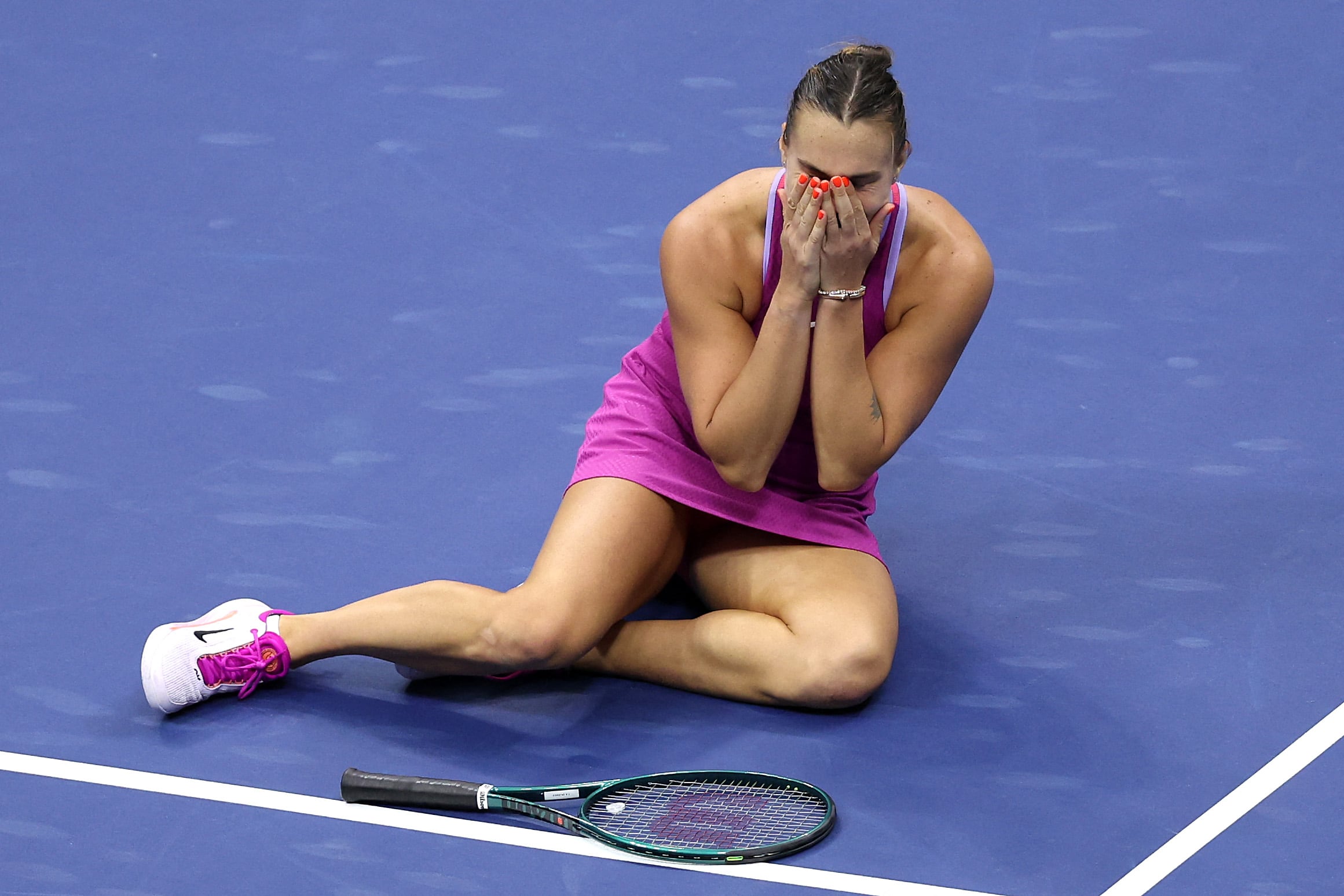 Sabalenka y el festejo que ningún tenista puede evitar: al piso y manos a la cara.