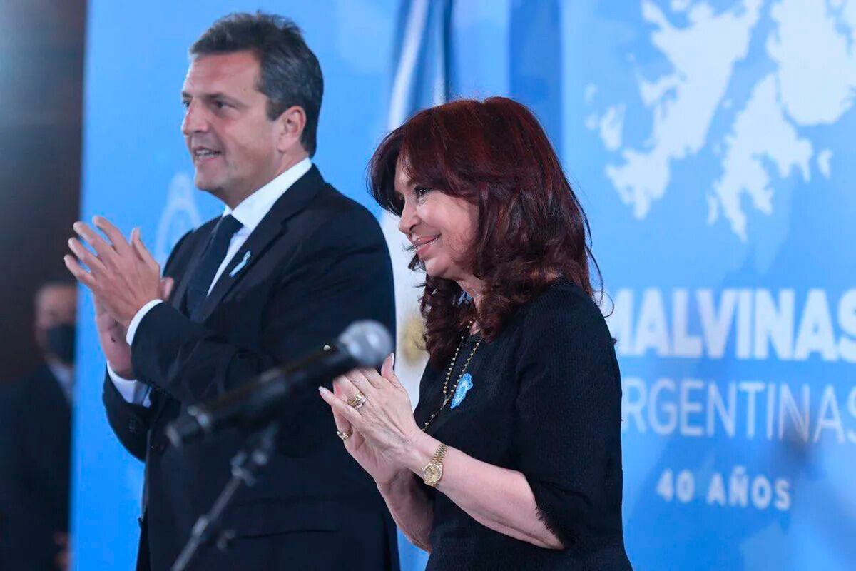 La vicepresidenta Cristina Fernández de Kirchner junto al ministro de Economía, Sergio Massa.