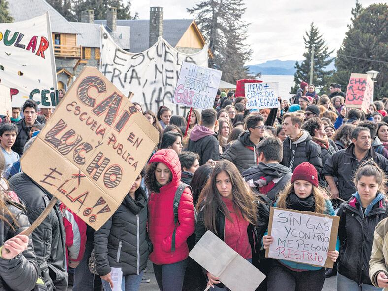 Los estudiantes reclaman que el intendente Genusso y el gobernador Weretilneck no buscan soluciones.