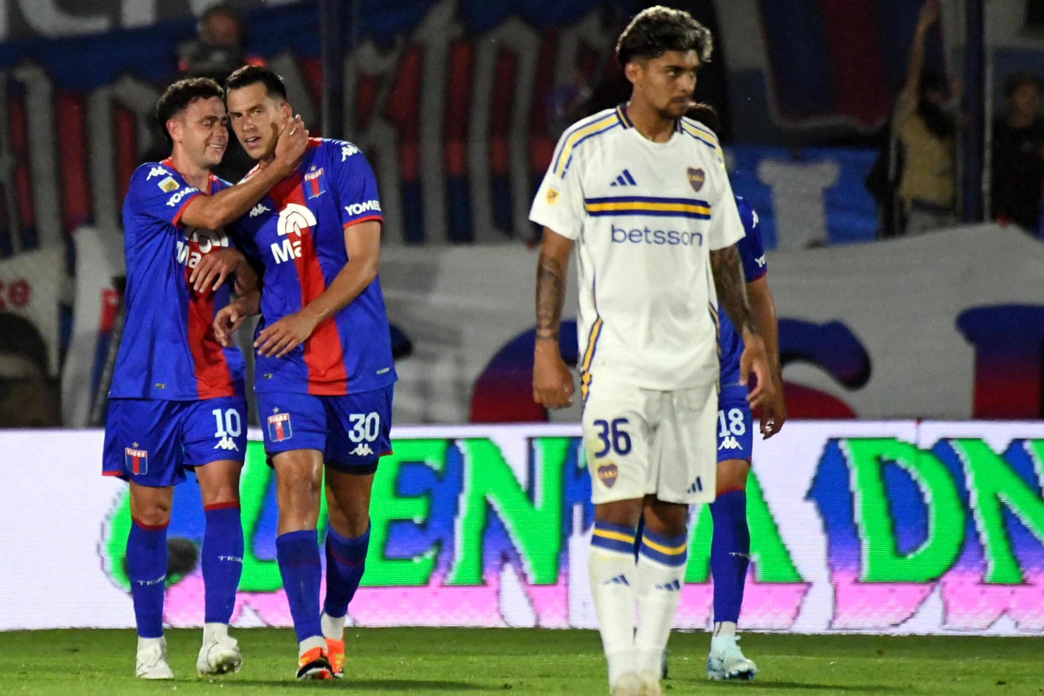 Tigre festeja en medio de las caras largas y la preocupación en Boca