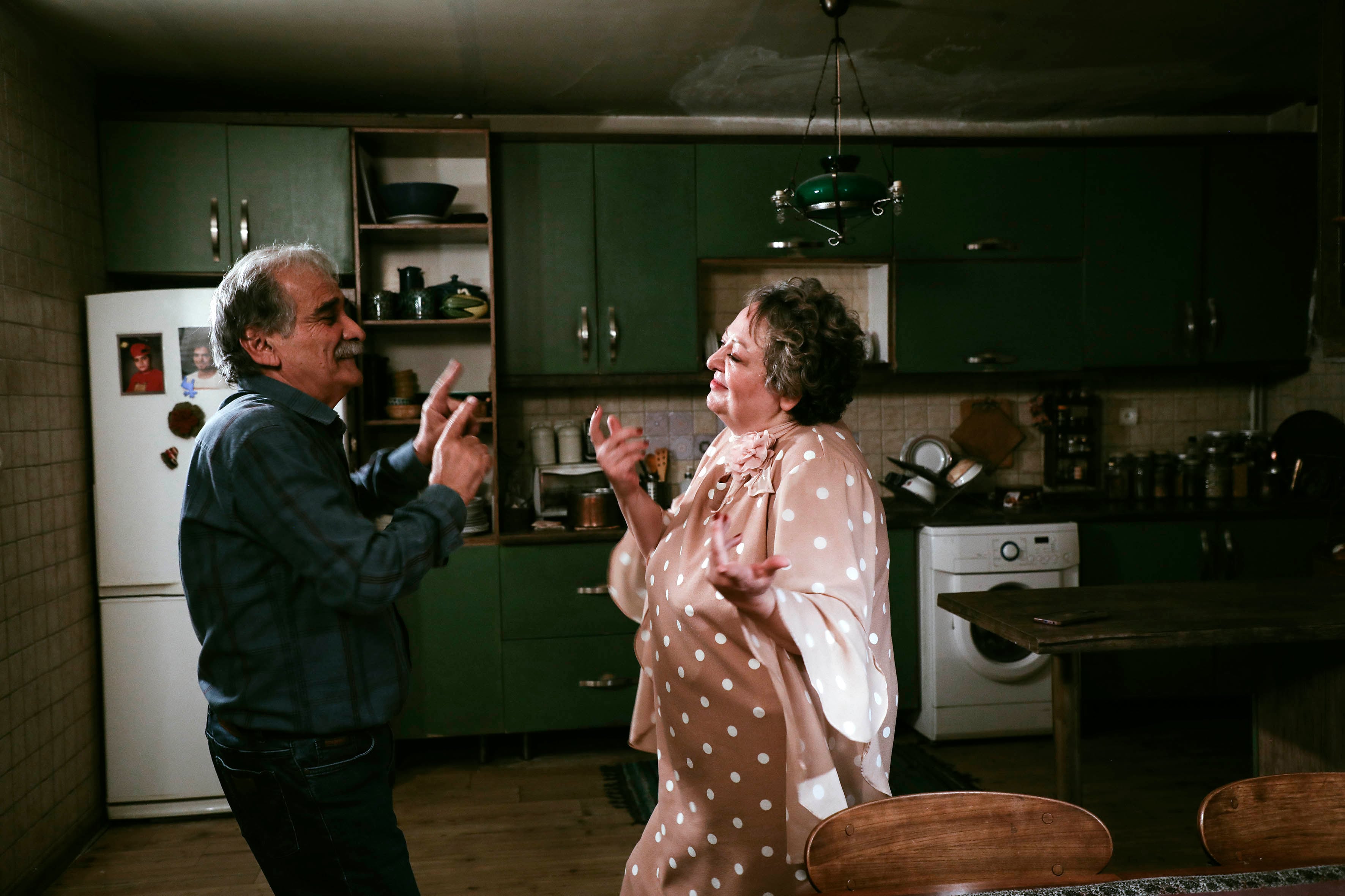 "Un pastel para dos" transcurre en gran medida en tiempo real, dentro de una casa