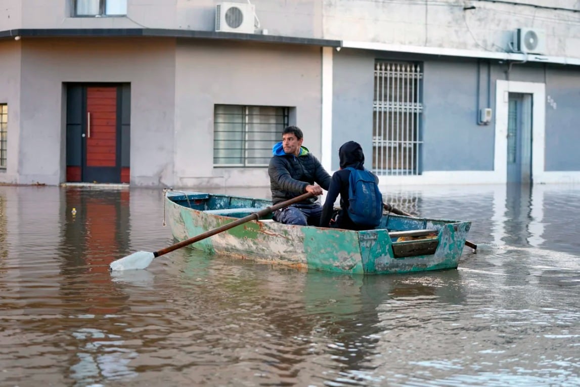 Aunque el río Uruguay baja, las lluvias continúan.