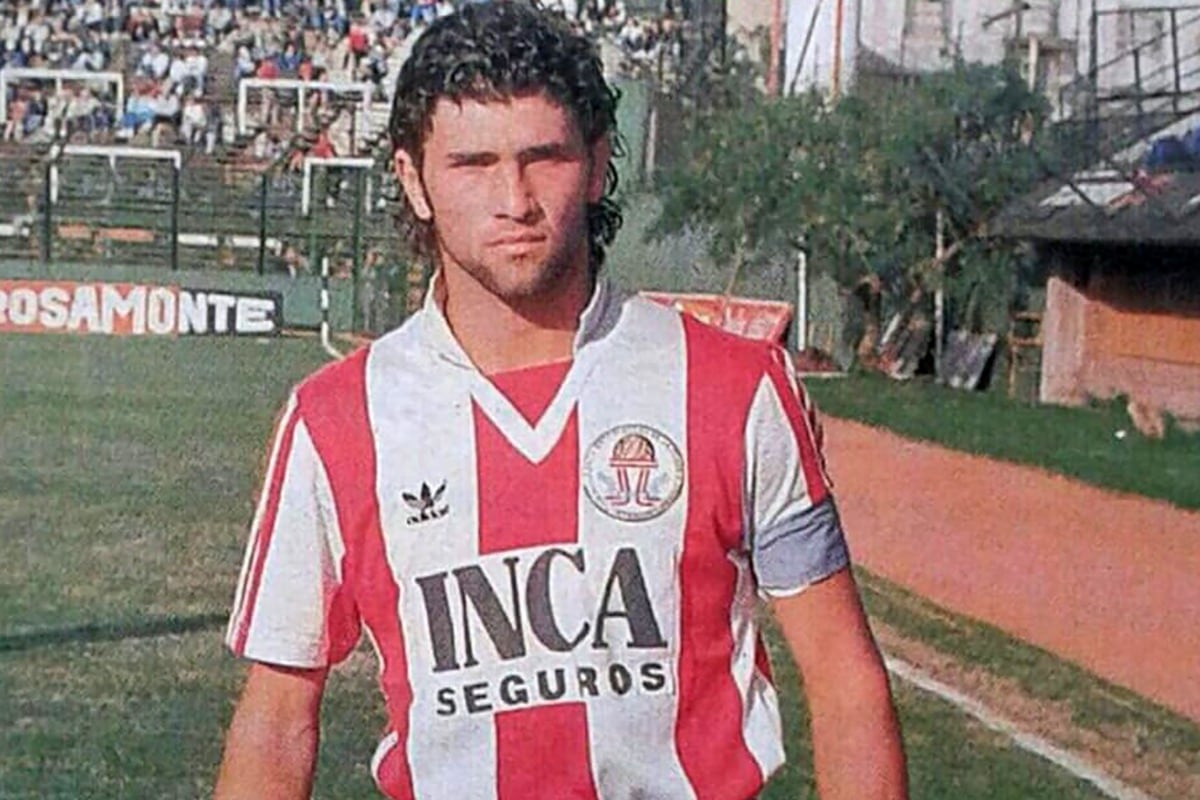 Rubén Capria con la camiseta de Estudiantes
