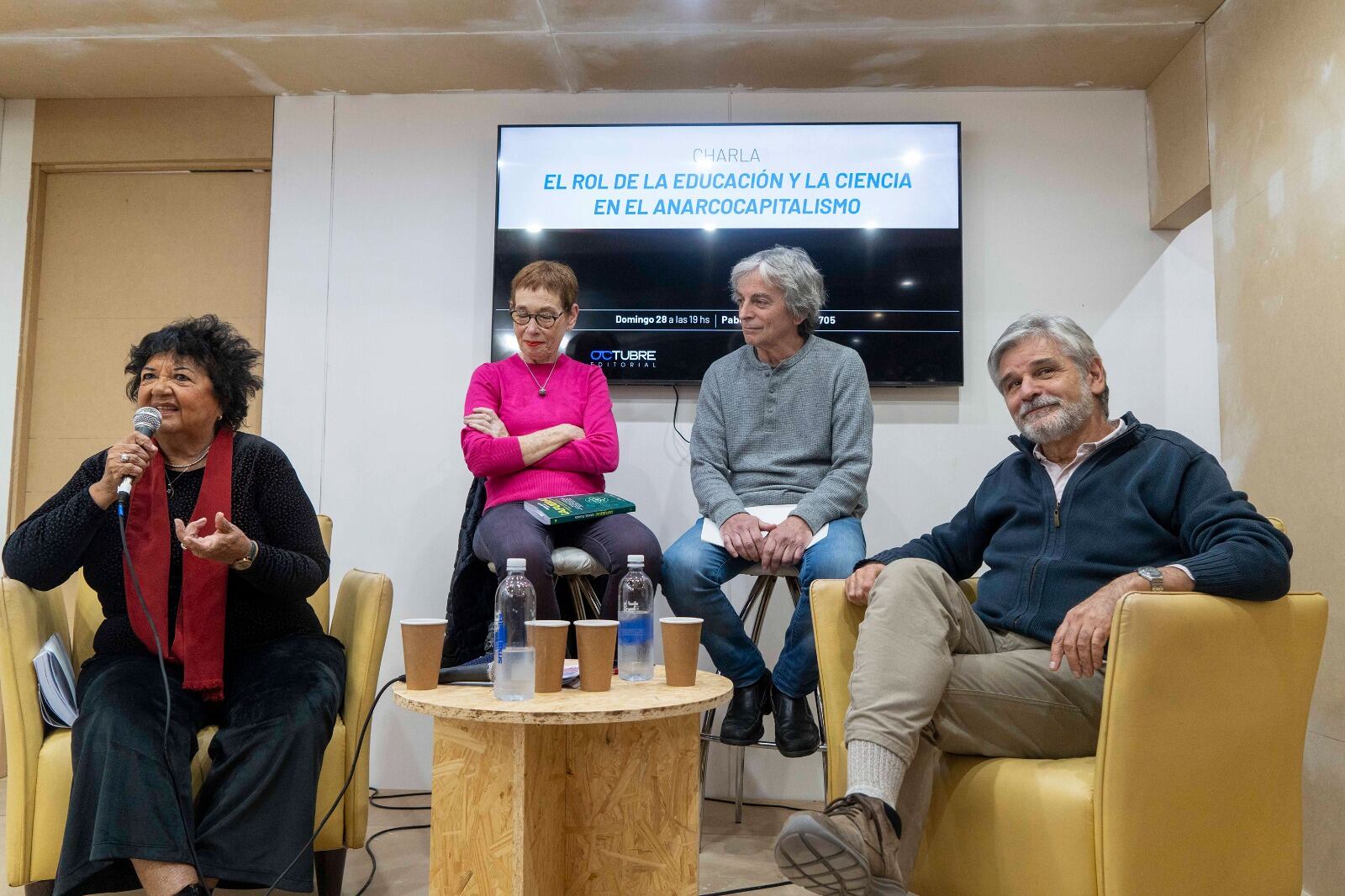 Dora Barrancos, Nora Bär,  Jorge Geffner y Daniel Filmus en el stand 705 del Pabellón Azul de la Feria.