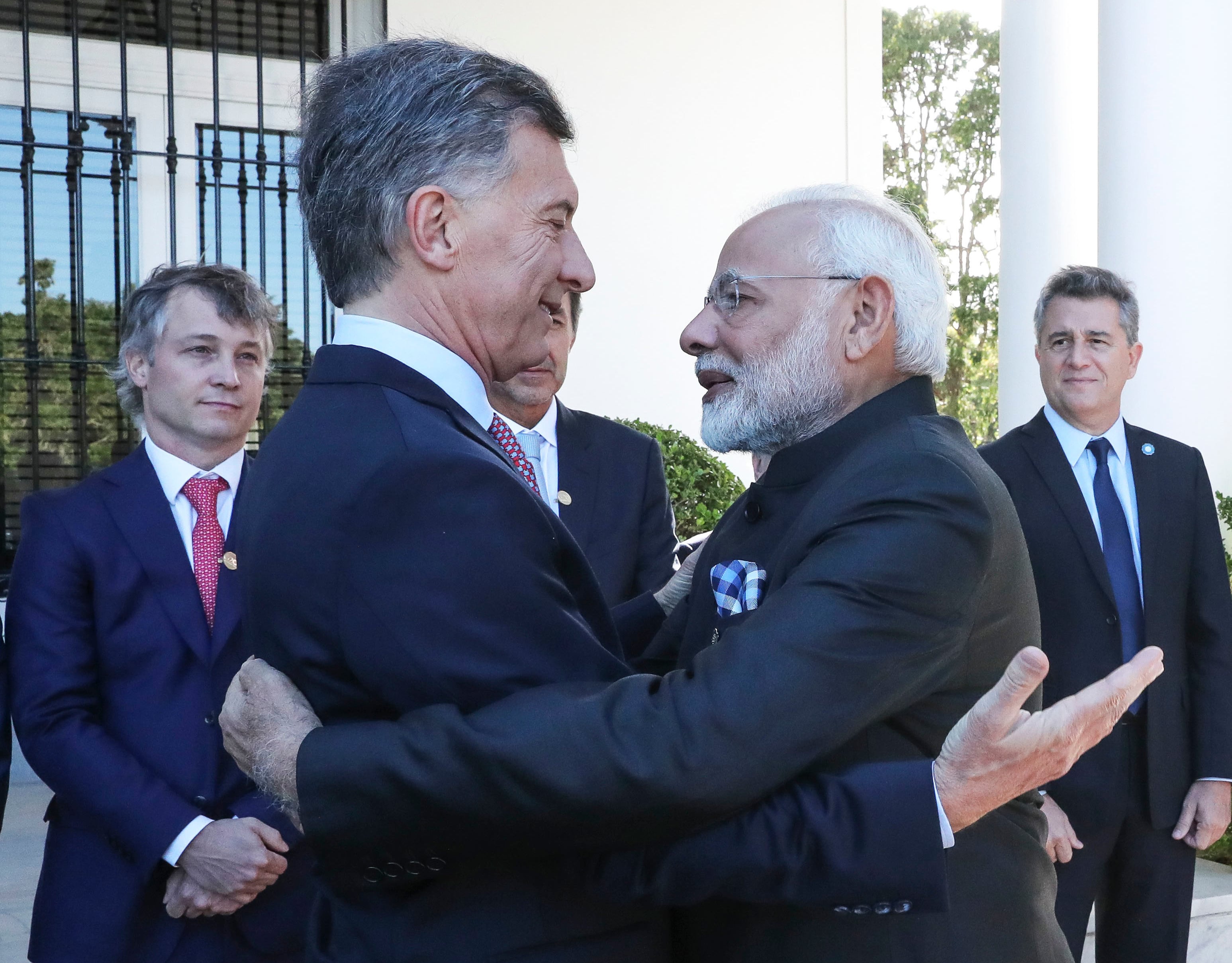 Venga ese abrazo: Macri en su encuentro con el premier Modi en Olivos.