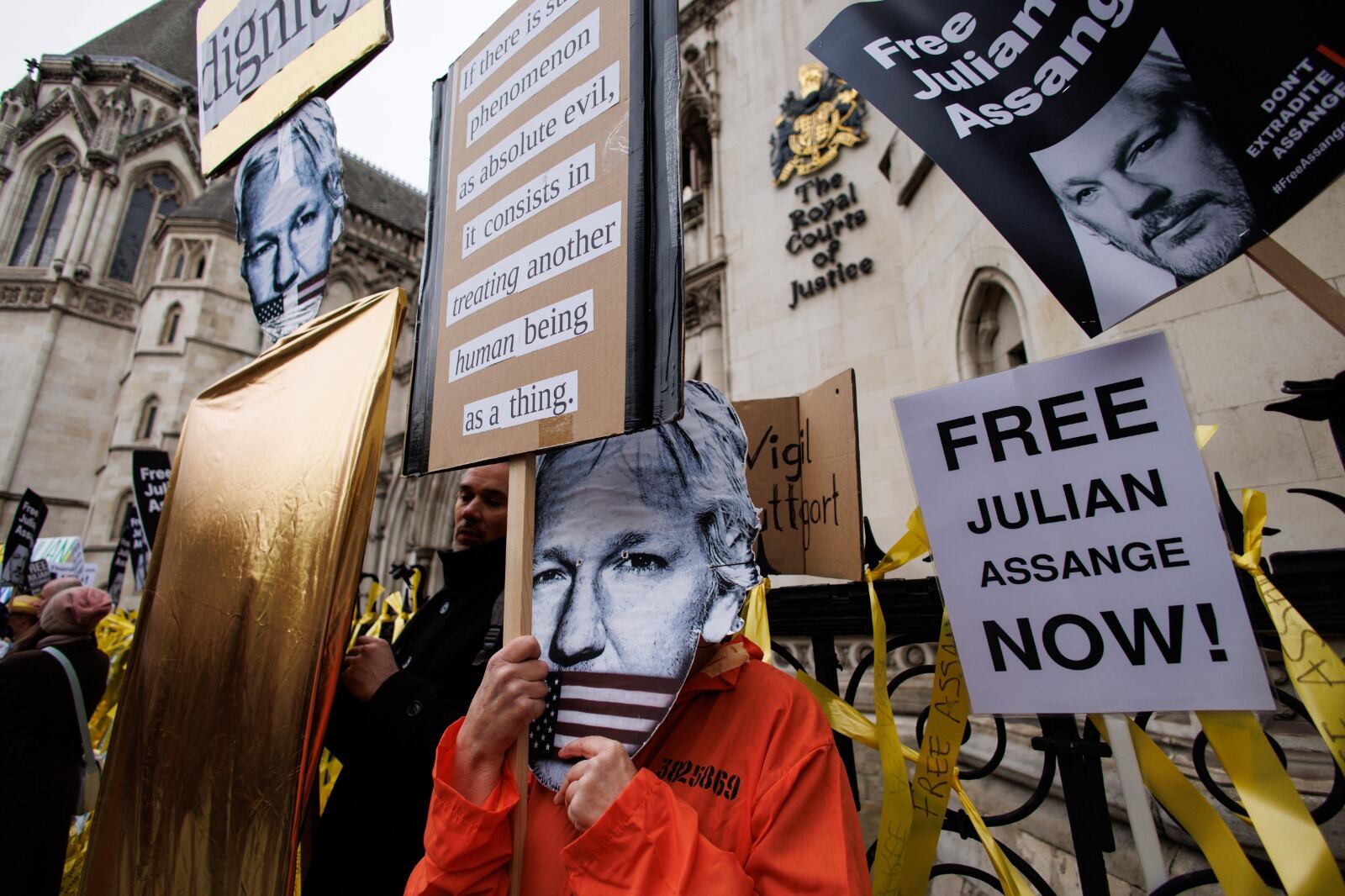 Manifestantes piden lalibertad de Assange frente a los tribunales de Londres.