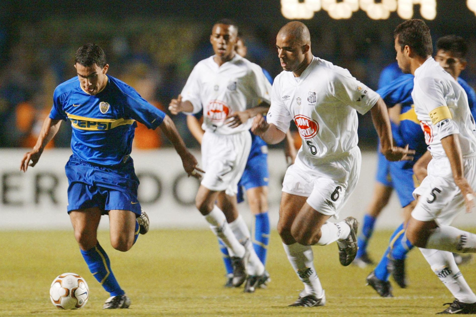 Tevez, con 19 años, escapa a la marca del gigante Alex en aquella final de 2003. Robinho mira de fondo.