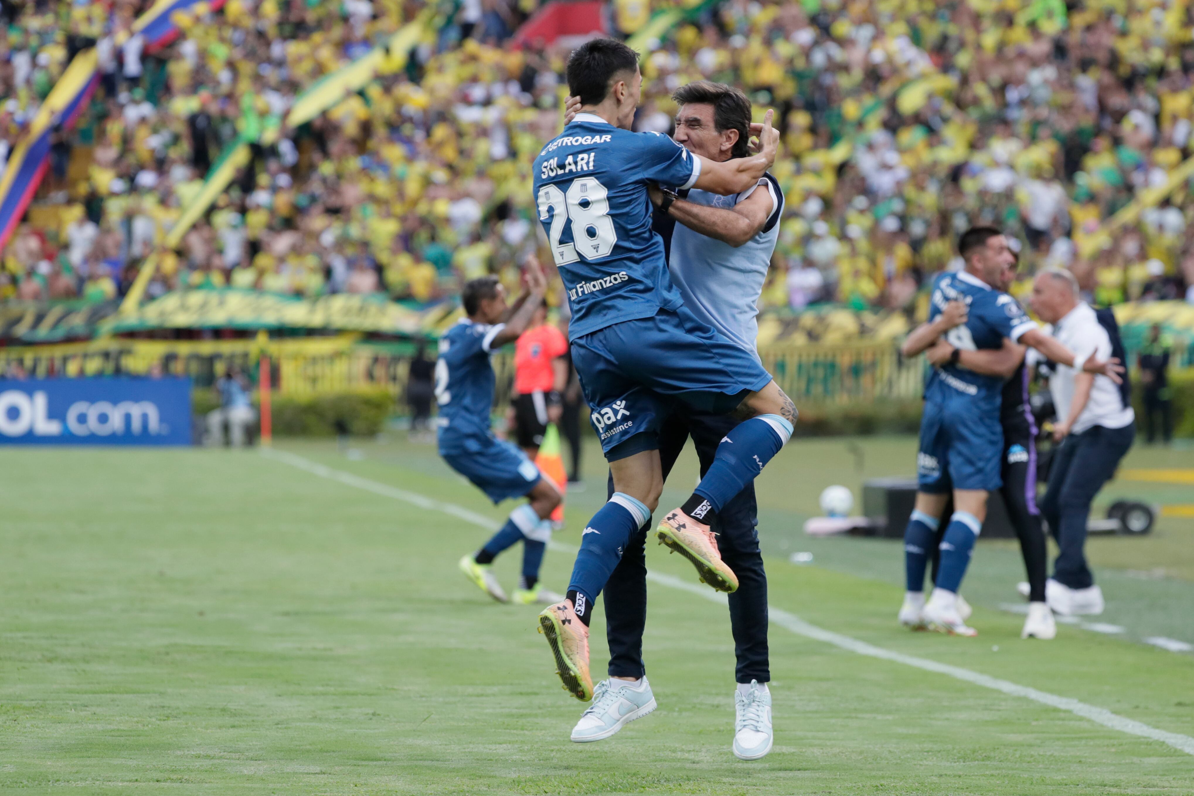 Solari se abraza con el entrenador en el festejo
