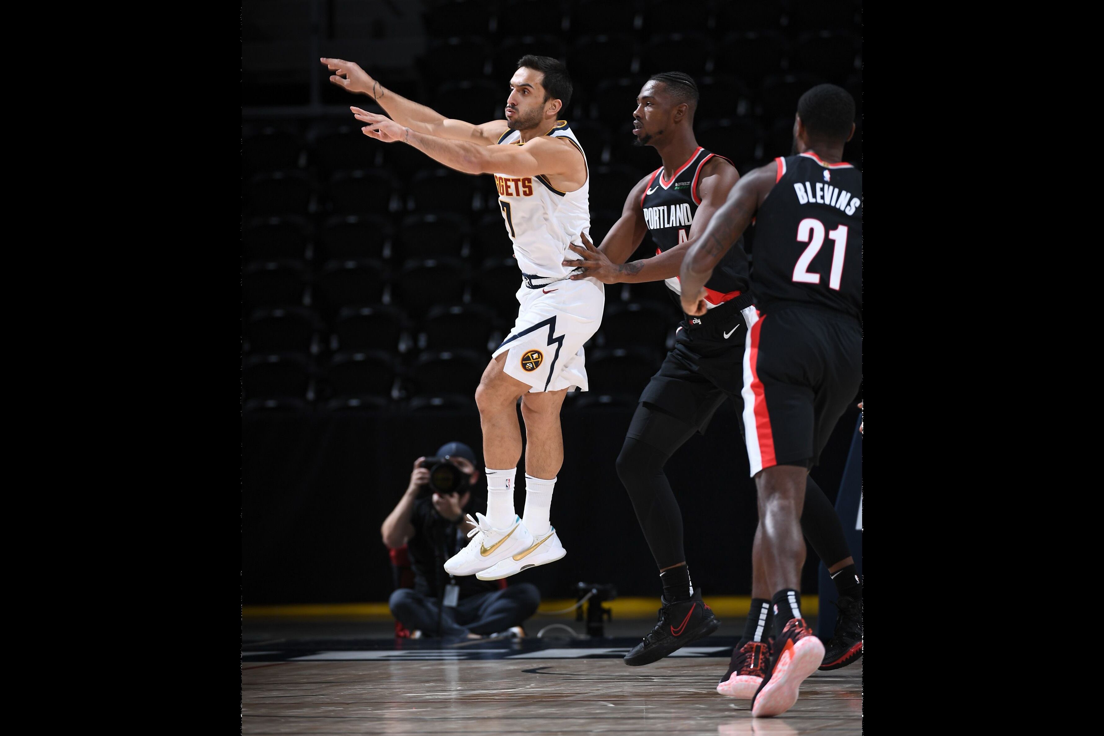 Campazzo ya soltó el "no look pass" para el triple de PJ Dozier.