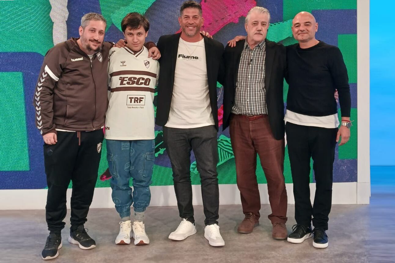 Sebastián, Lisandro y Alejandro Fabbri, junto a los DTs Gómez y Orsi