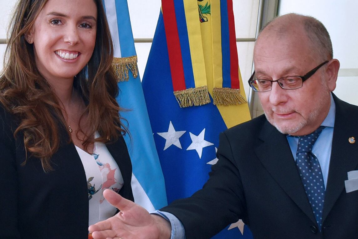 La abogada Elisa Trotta y el canciller Jorge Faurie.