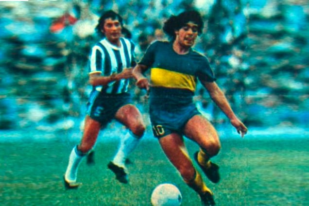 En 1981 debuta oficialmente Diego Maradona con la camiseta de Boca. En la Bombonera, los xeneizes se imponen 4 a 1, con dos goles del Diez.  