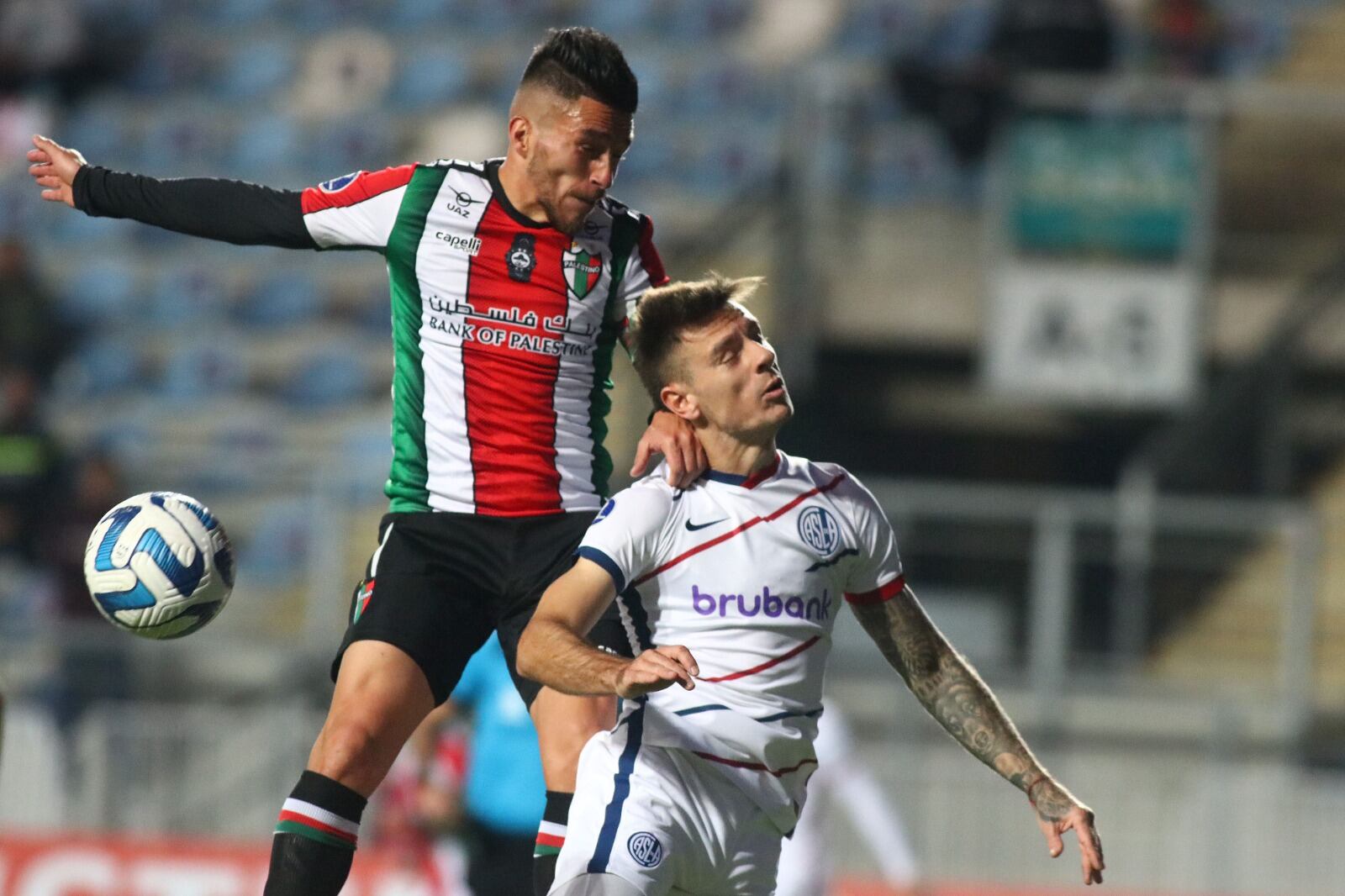 Vombergar intenta cabecear ante un rival chileno