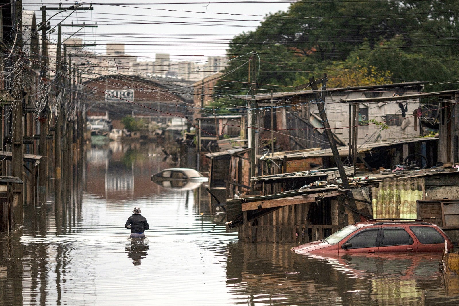 Una mujer camina en medio de una zona afectada por las inundaciones, en la ciudad de Porto Alegre.