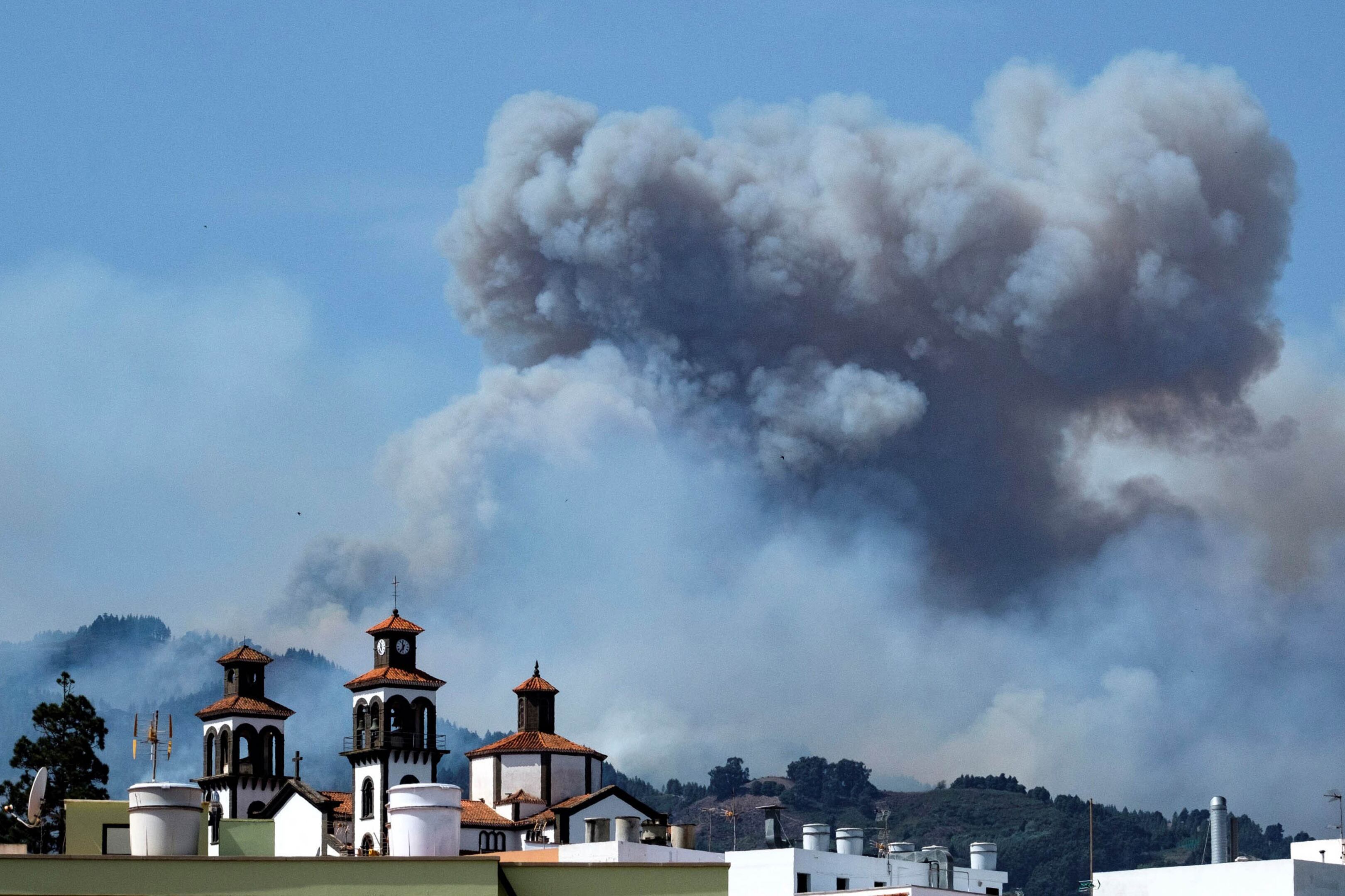 Densas humaredas en la Gran Canaria.