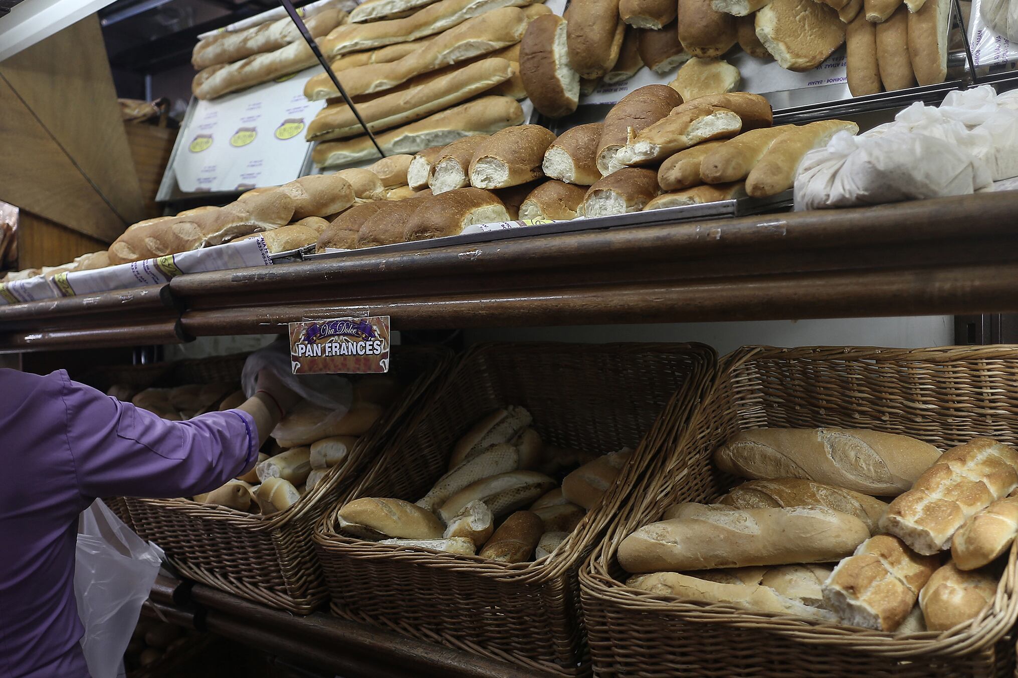 Los panaderos dicen que para ahorrar la gente empezó a hacerse su popio pan.