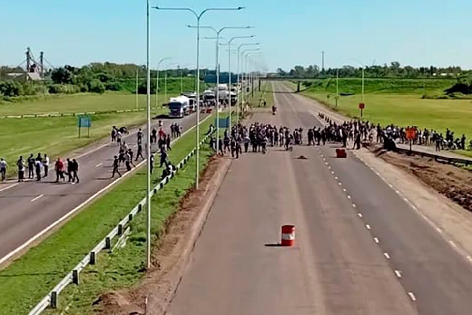 "Autoconvocados" en autopista Rosario-Santa Fe.