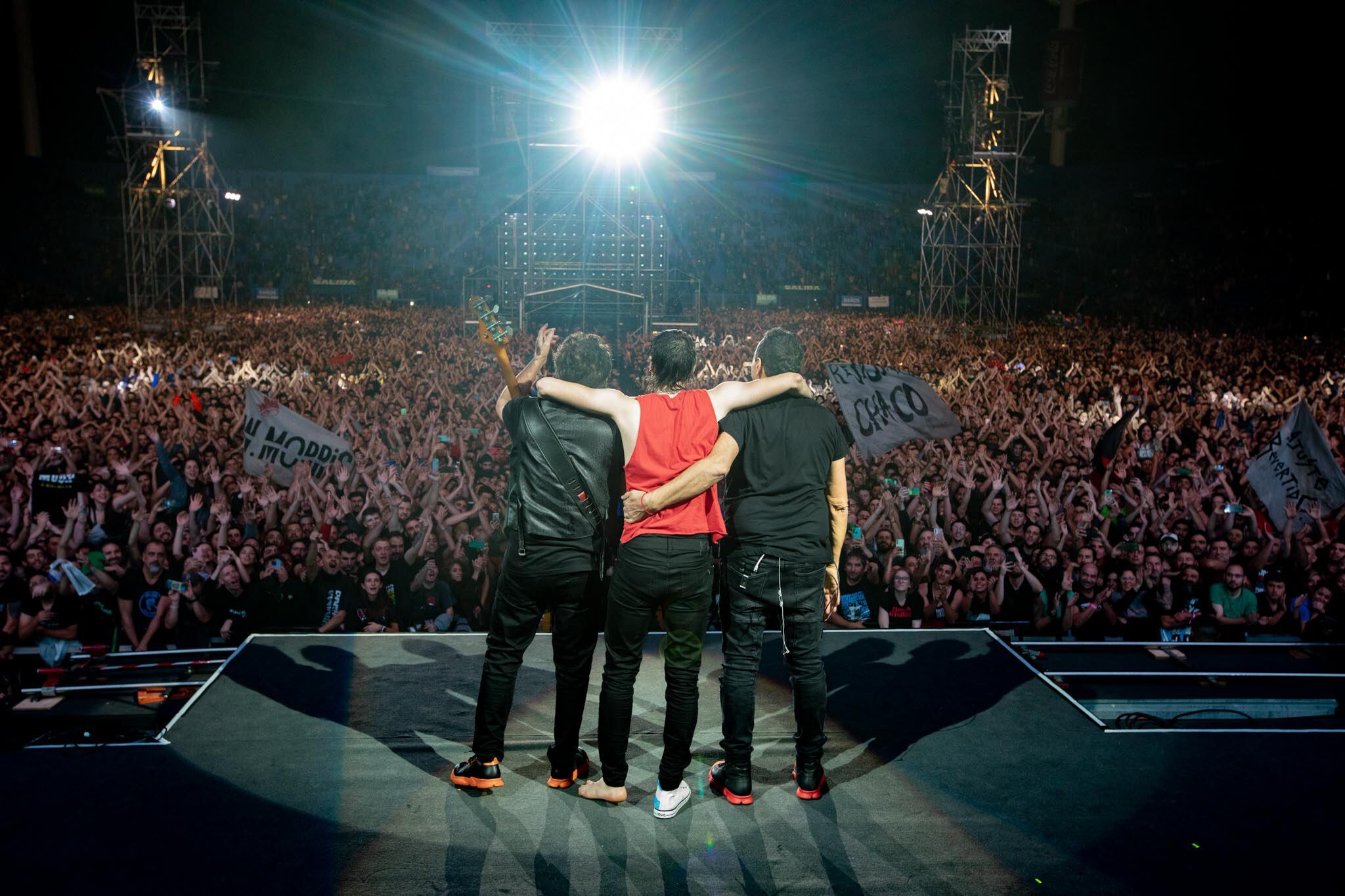 Diego Arnedo, Catriel Ciavarella y Ricardo Mollo, en el saludo final a una multitud feliz.