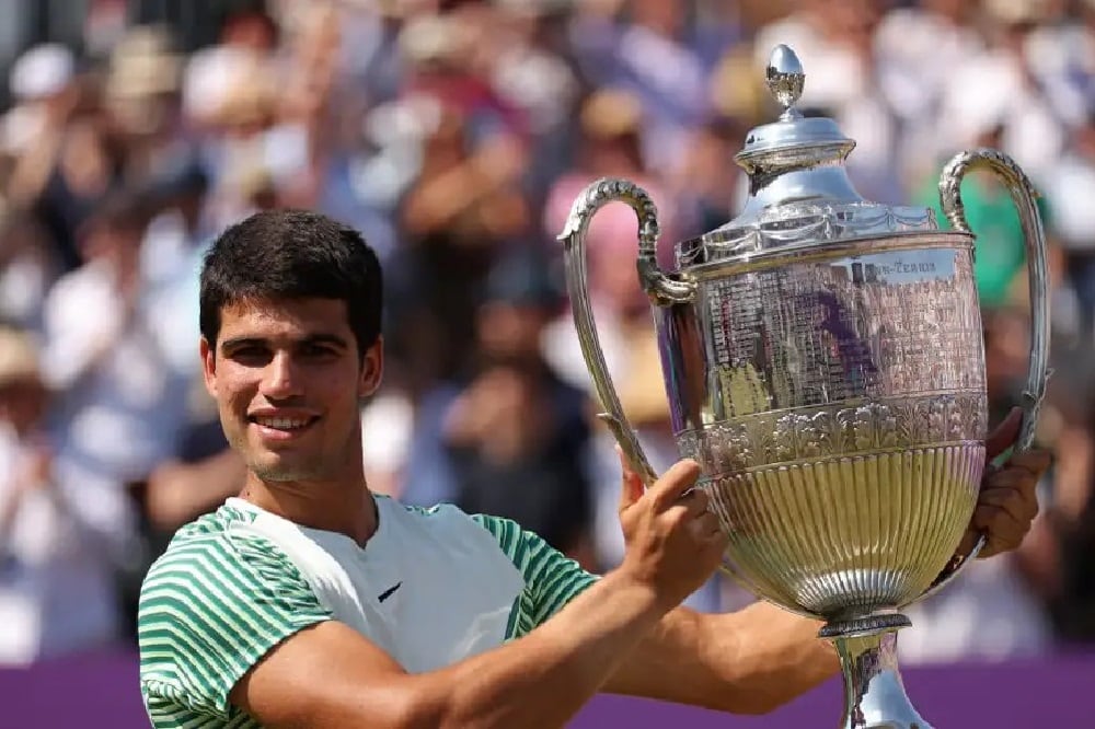 Alcaraz celebró el título de Queen's y el regreso a la cima del ranking