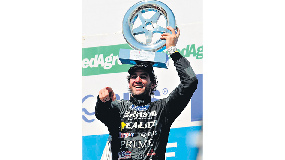 Emanuel Moriatis festeja tras un intenso duelo con Canapino.