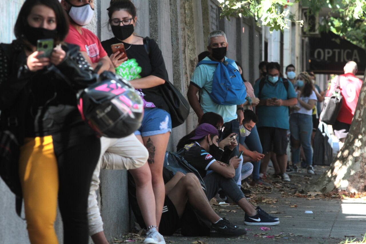 Con los contagios otra vez en suba, la decisión estará entre cerrar más actividades o seguir sin nuevas medidas a la espera de que las terapias no colapsen.