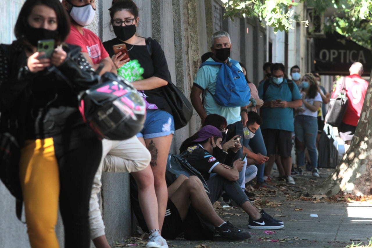 Con los contagios otra vez en suba, la decisión estará entre cerrar más actividades o seguir sin nuevas medidas a la espera de que las terapias no colapsen.