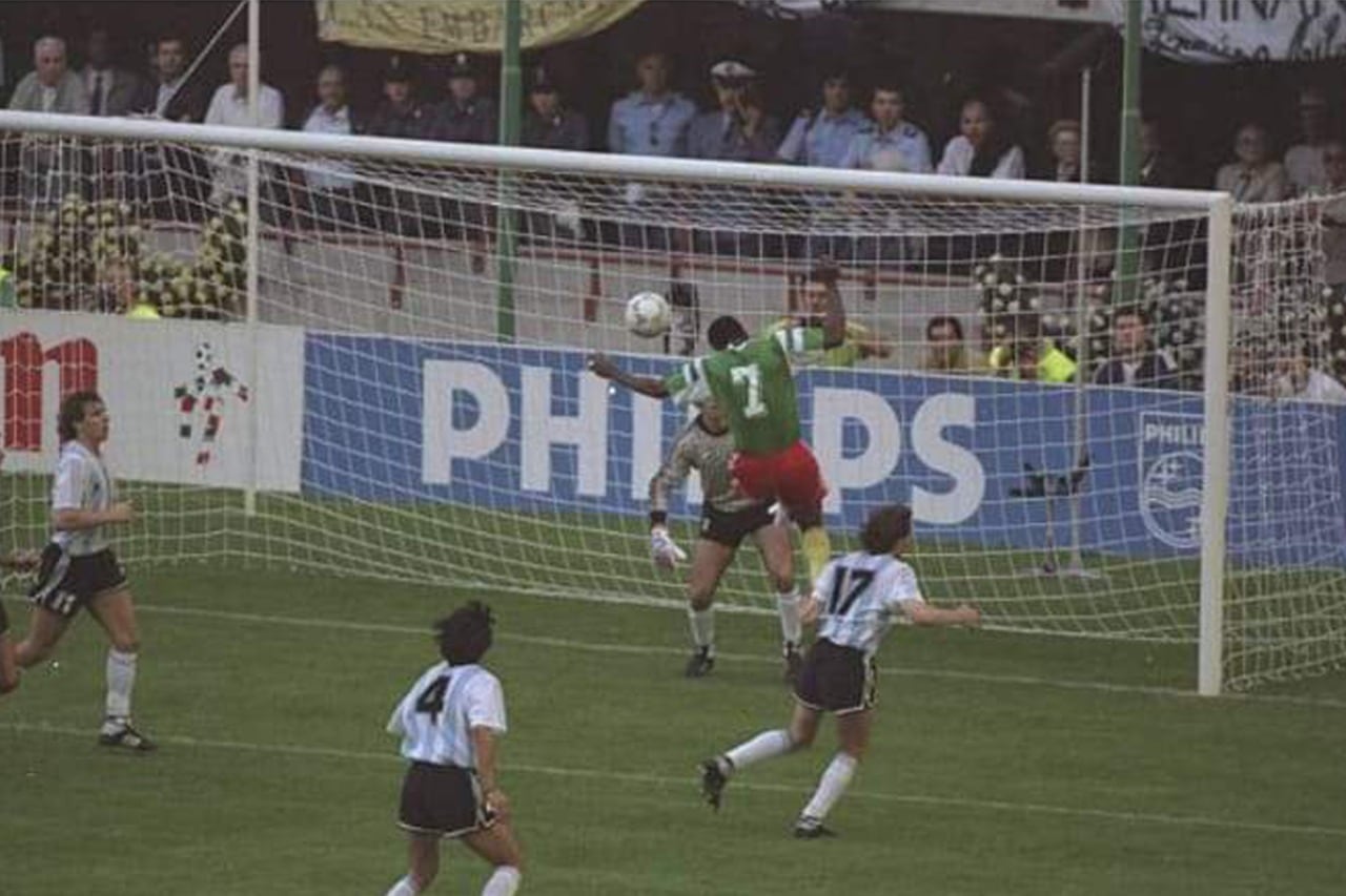 Oman Biyik ya le ganó a Sensini y metió el cabezazo que vencerá la débil defensa de Pumpido.