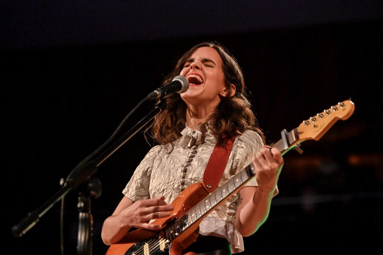 Molina arrancó el concierto con su versión de "Todas las hojas son del viento".