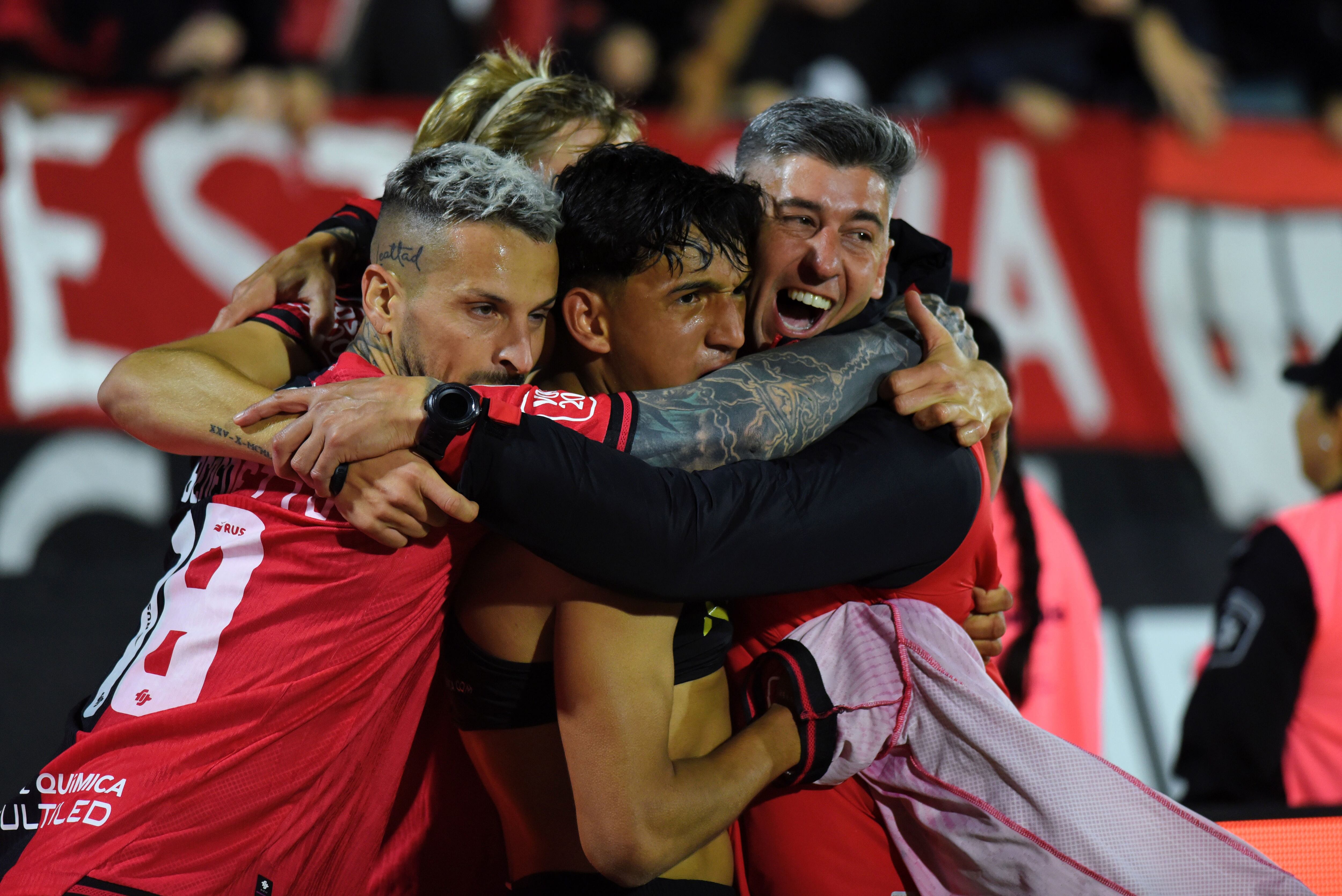 Todos abrazan a Guch en el festejo del segundo gol