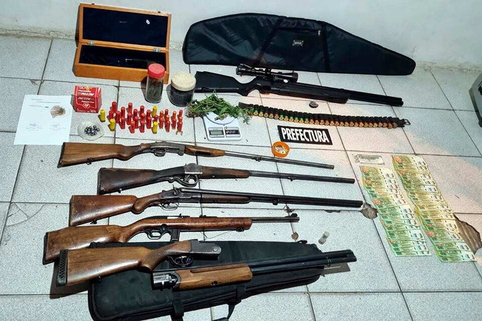Se secuestraron armas, dinero en efectivo y 16 celulares que serán peritados.