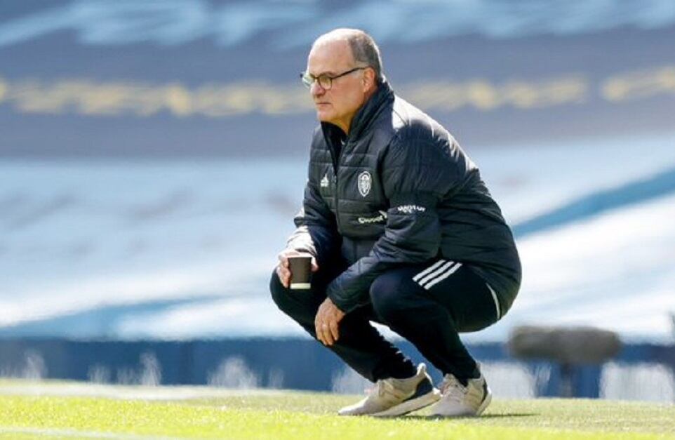 Marcelo Bielsa y su pose habitual para mirar los partidos.