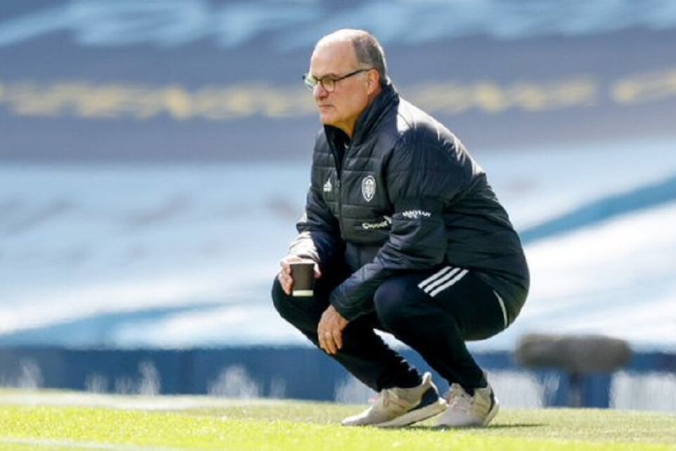 Marcelo Bielsa y su pose habitual para mirar los partidos.