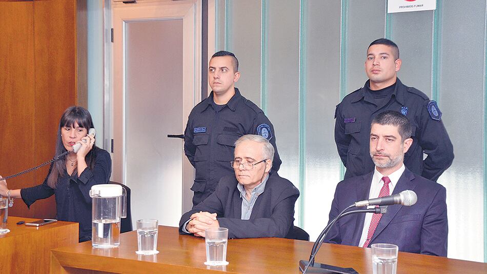 Justo José Ilarraz (centro) durante la audiencia en la que fue condenado a 25 años por corrupción de menores.