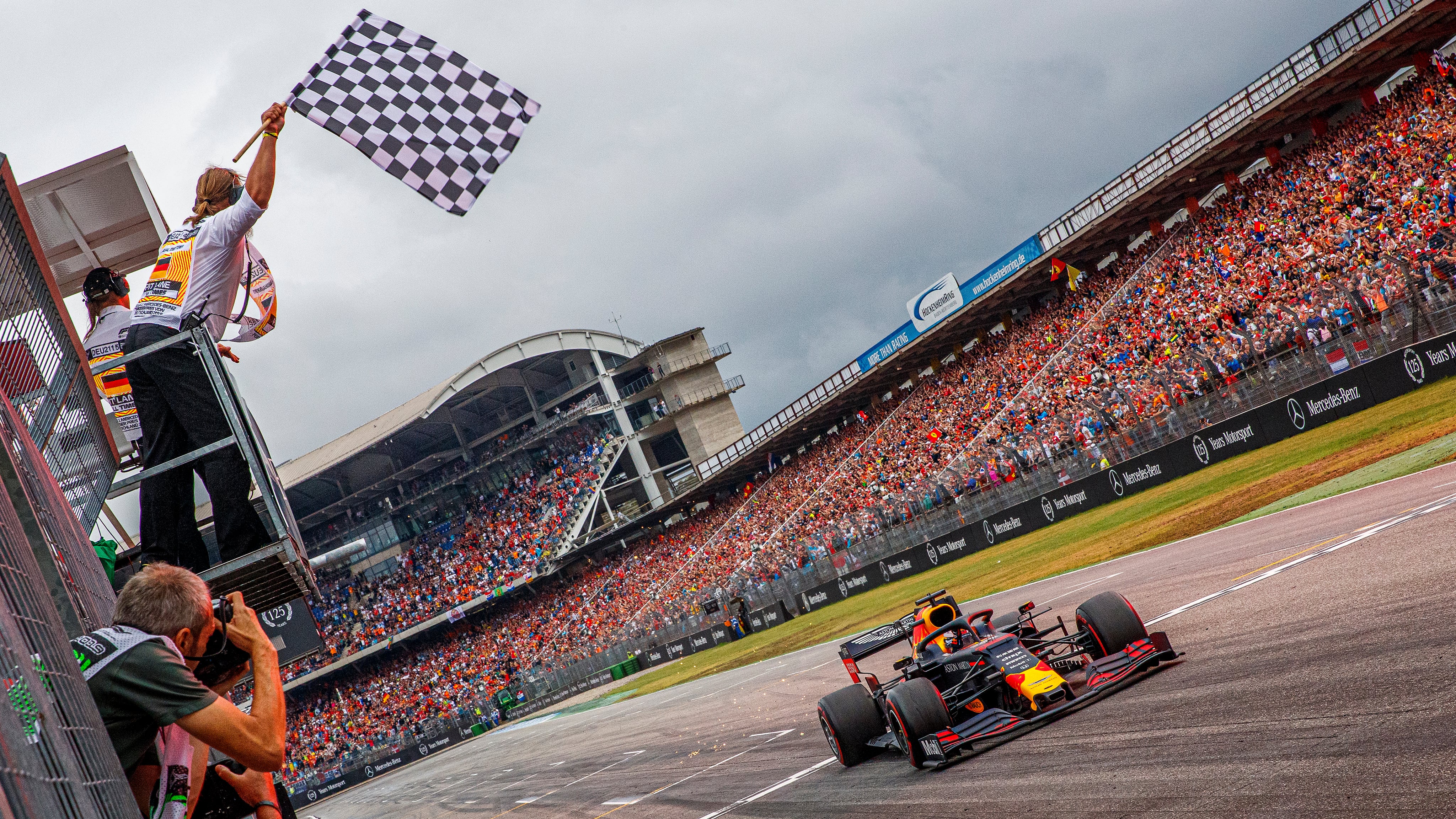 Max Verstappen, Red Bull y la bandera a cuadros.