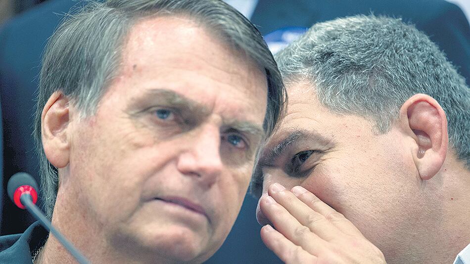 Bolsonaro escucha a Bebianno en octubre del año pasado, durante la campaña presidencial.
