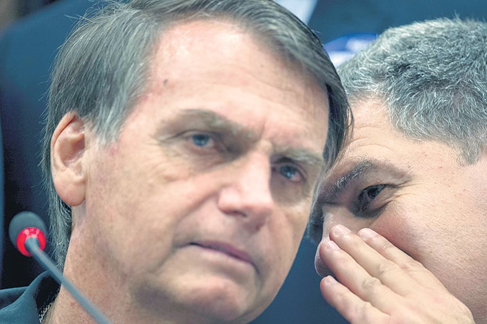 Bolsonaro escucha a Bebianno en octubre del año pasado, durante la campaña presidencial.