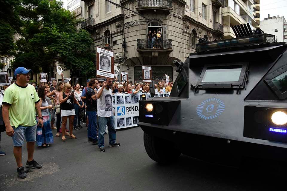 La tanqueta circulaba por Paraguay y se cruzó con la columna de las Madres de Plaza 25 de Mayo.