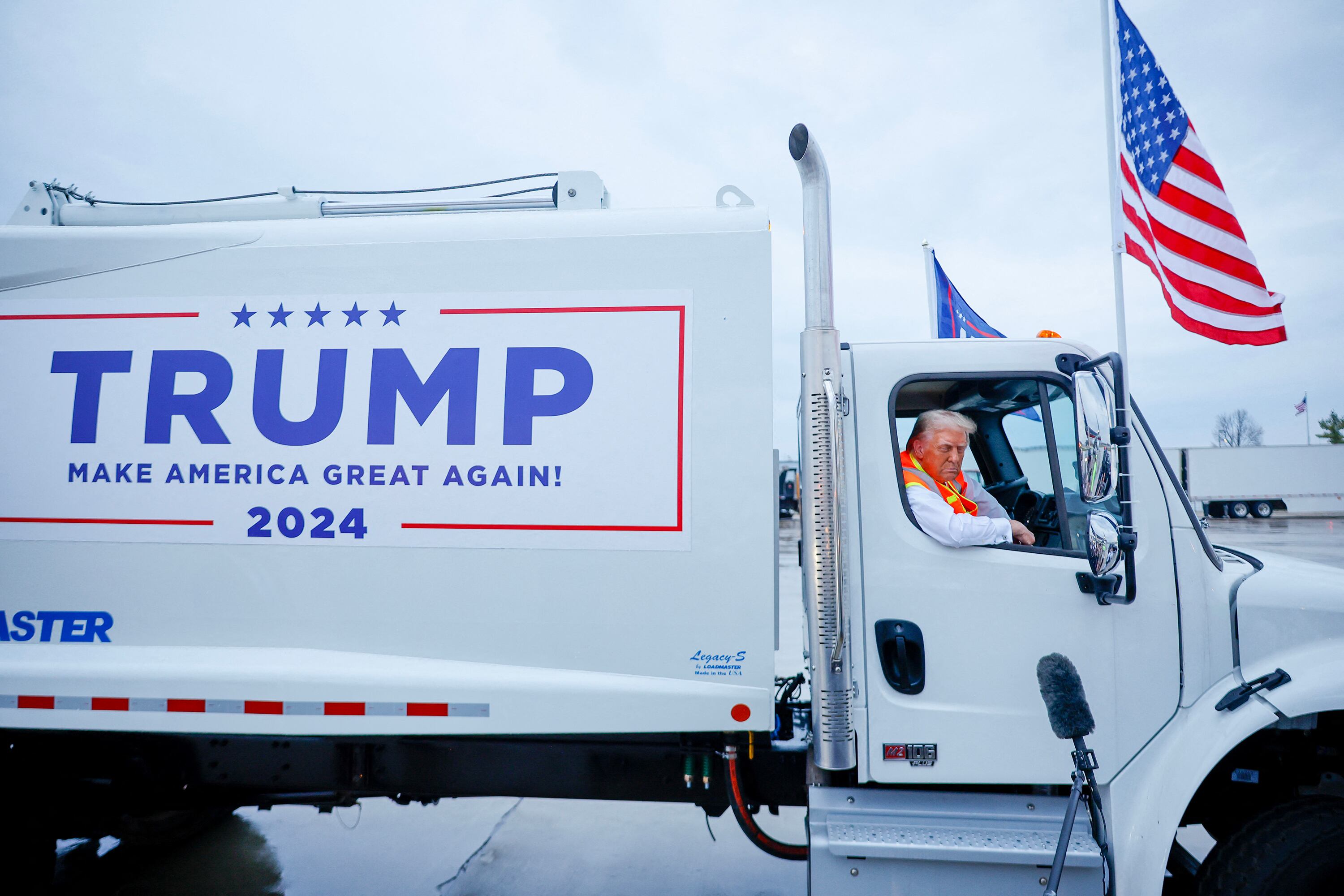Trump habla con periodistas a bordo de un camión de basura en Green Bay, Wisconsin.