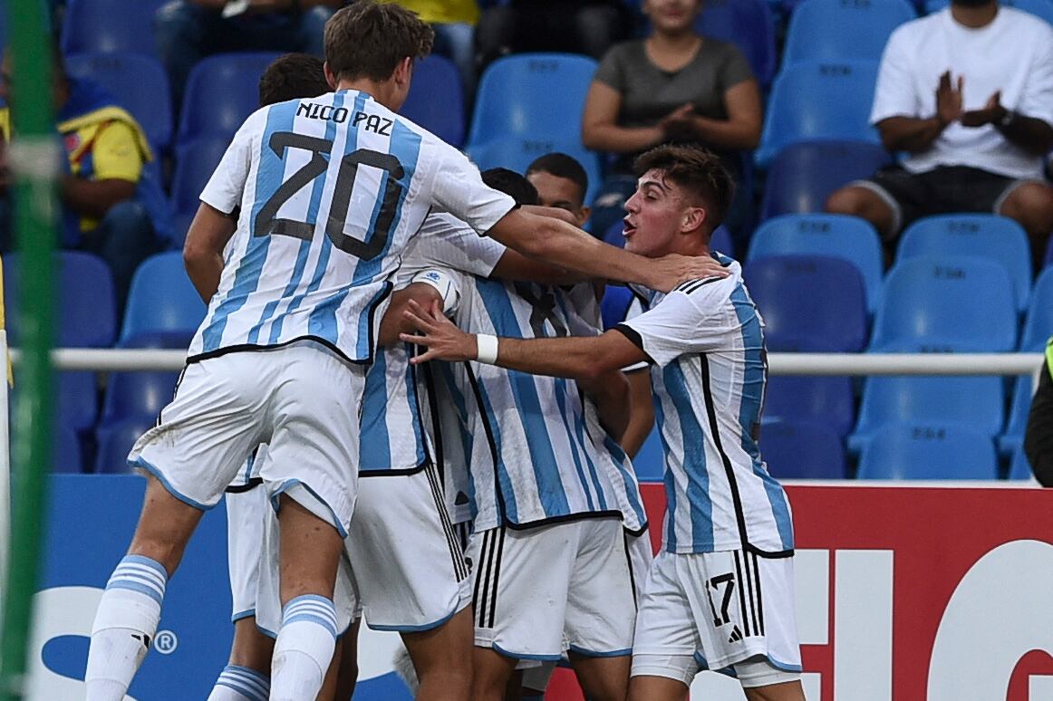 Los jugadores de la selección argentina sub-20 festejan el gol de Gino Infantino ante Perú, el cual le dio esperanzas al equipo de Javier Mascherano.