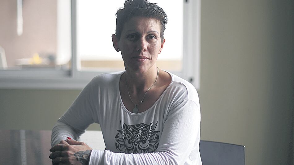 “Estoy indignada. El, mientras tanto, sigue zafando de las causas por demanda de alimentos que le inicié”.