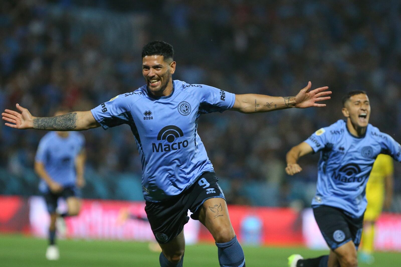 Passerini festeja uno de los dos goles que convirtió