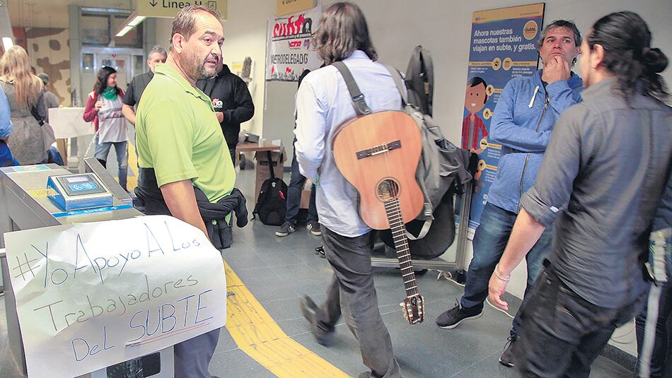 Los metrodelegados ayer protestaron en la Línea A.