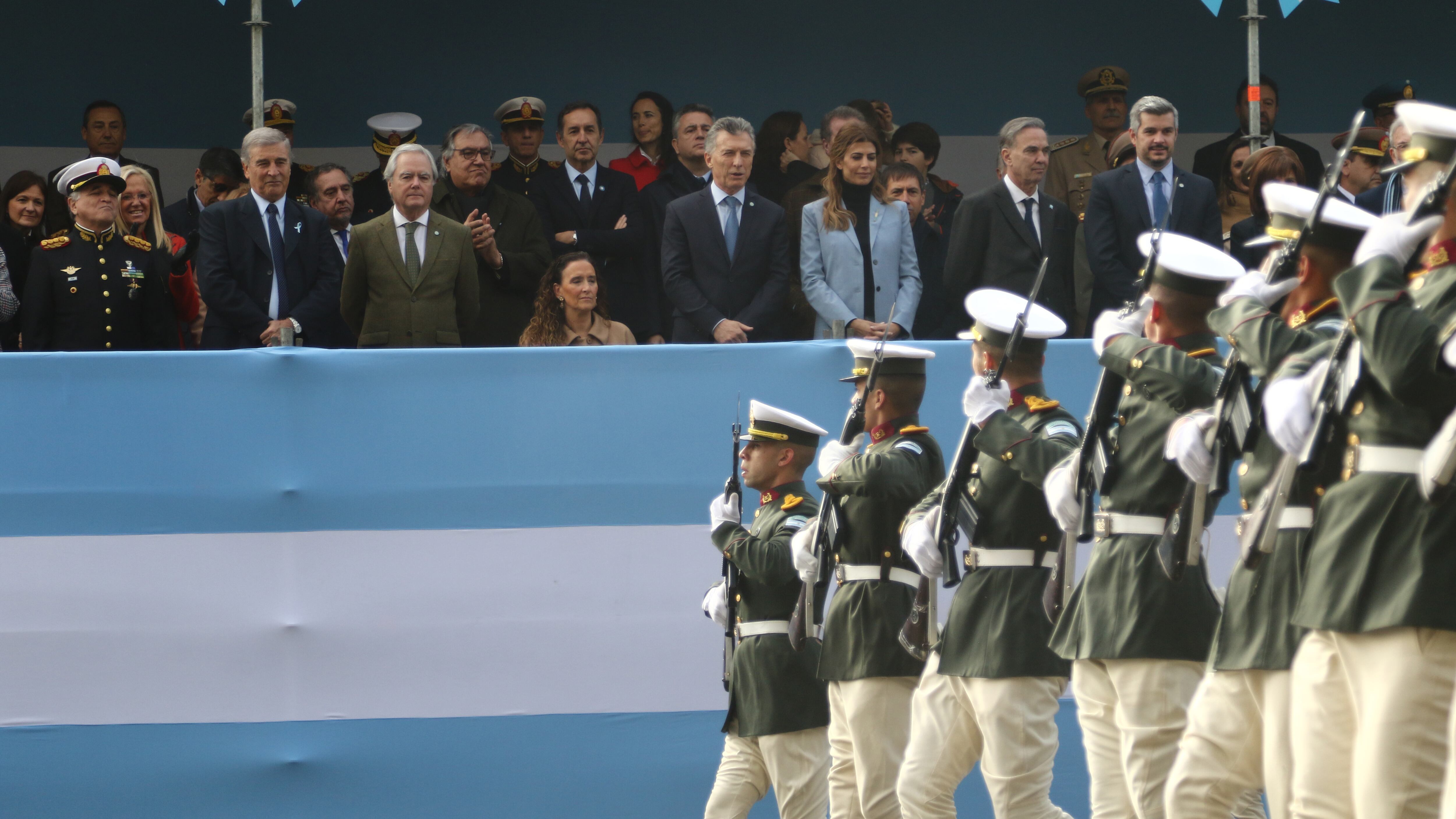 En año electoral, el gobierno sí tuvo fondos para organizar el desfile que suspendió dos años seguidos.