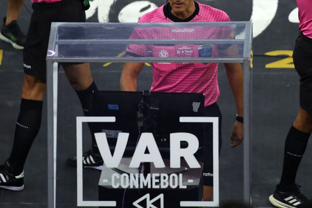 El VAR podría intervenir en las expulsiones por doble amarilla