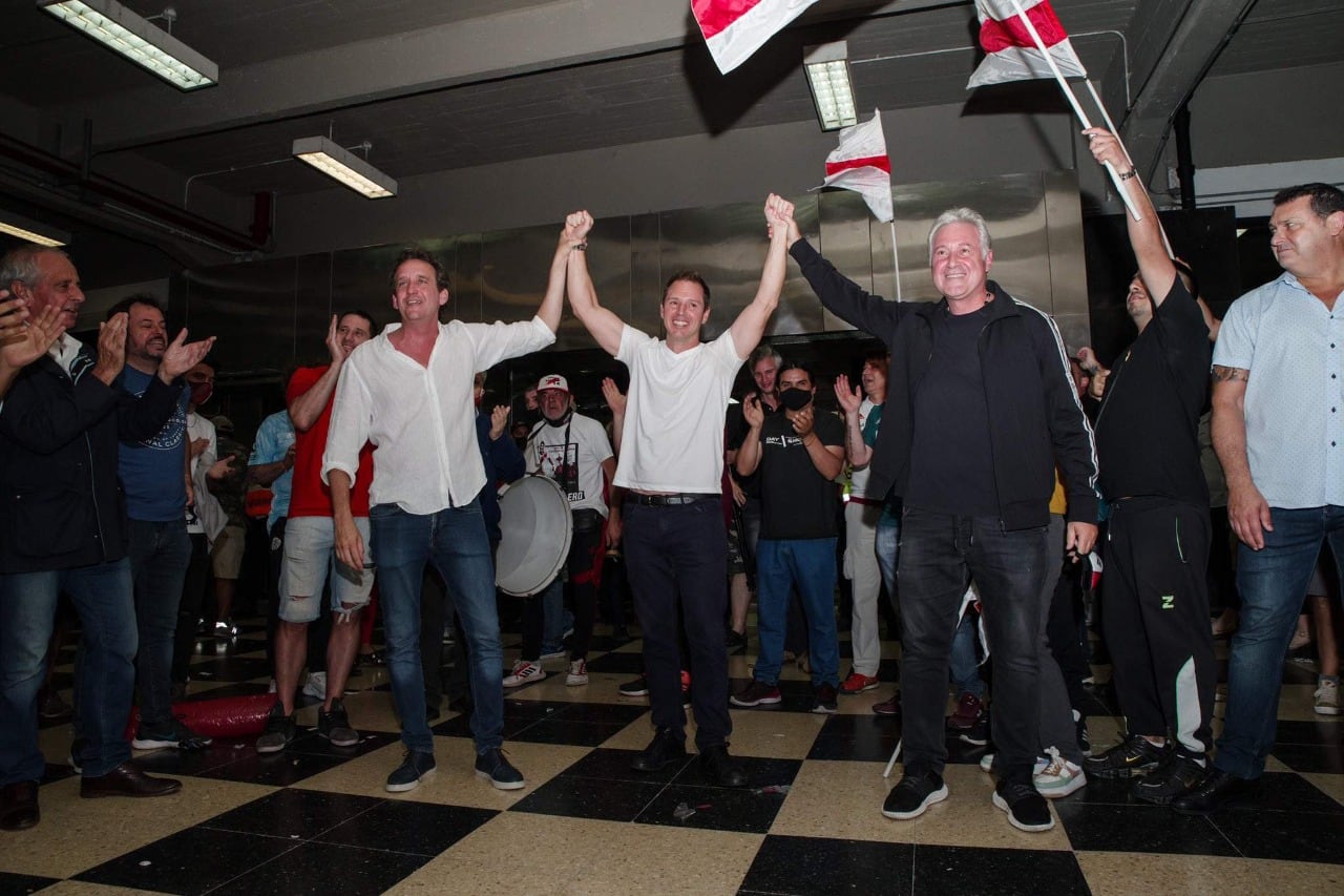 El oficialista Brito resultó electo y festeja con sus compañeros de fórmula