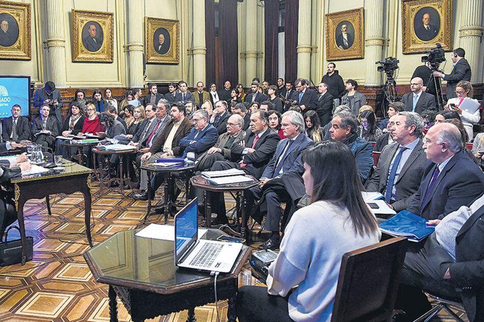Los senadores se reunieron ayer en el plenario de comisiones de Justicia y de Seguridad Interior.
