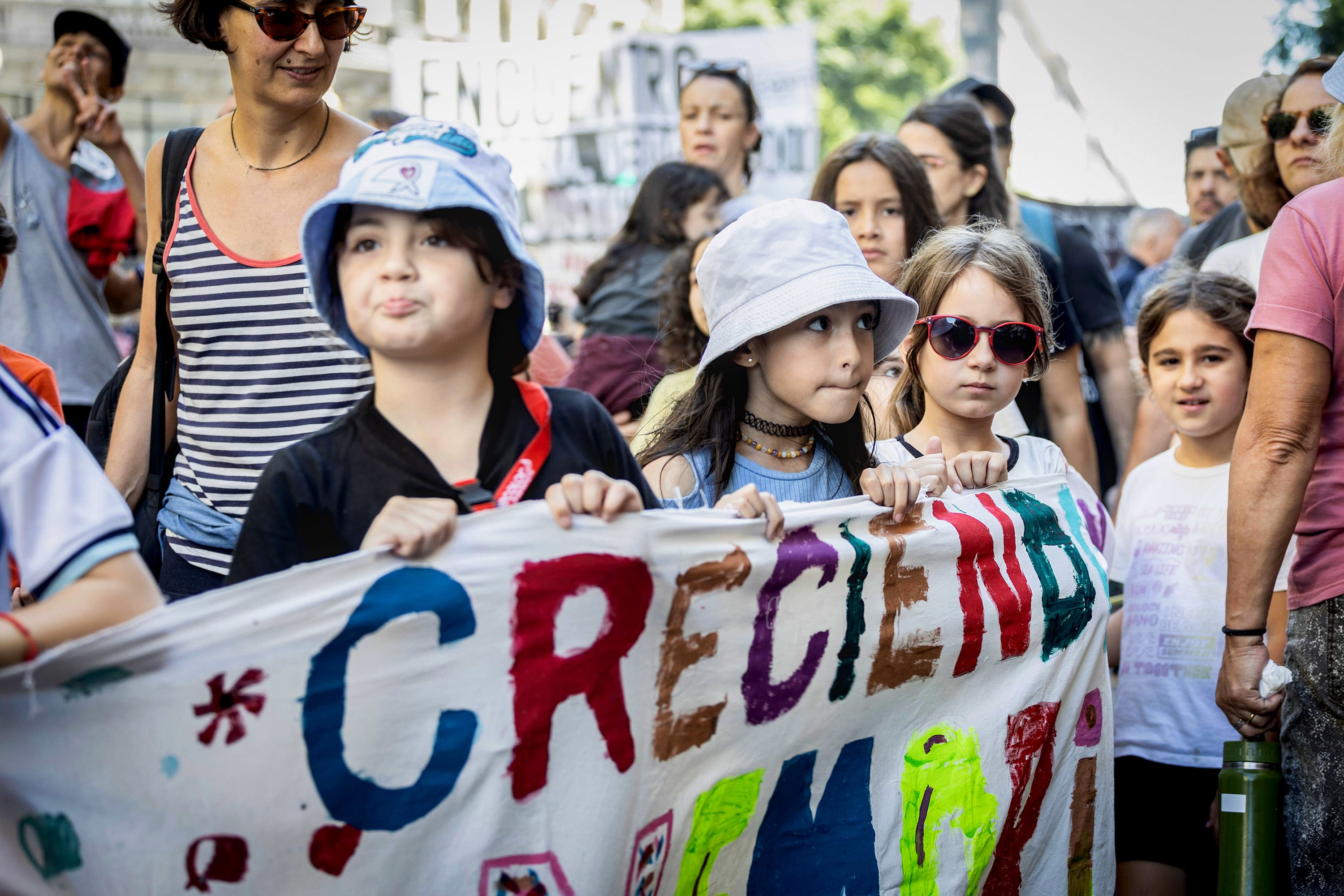2026-03-24 50 aniversario del Golpe Militar, niñas y niños en la marcha
