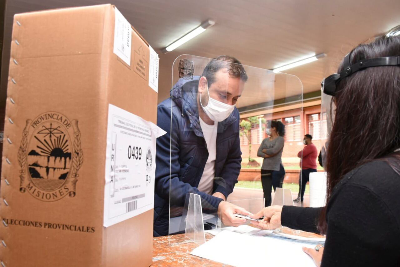 El gobernador de Misiones, Oscar Herrera Ahuad vota en el marco de las elecciones que se realizan en esta provincia en la que se eligen diputados provinciales y concejales.