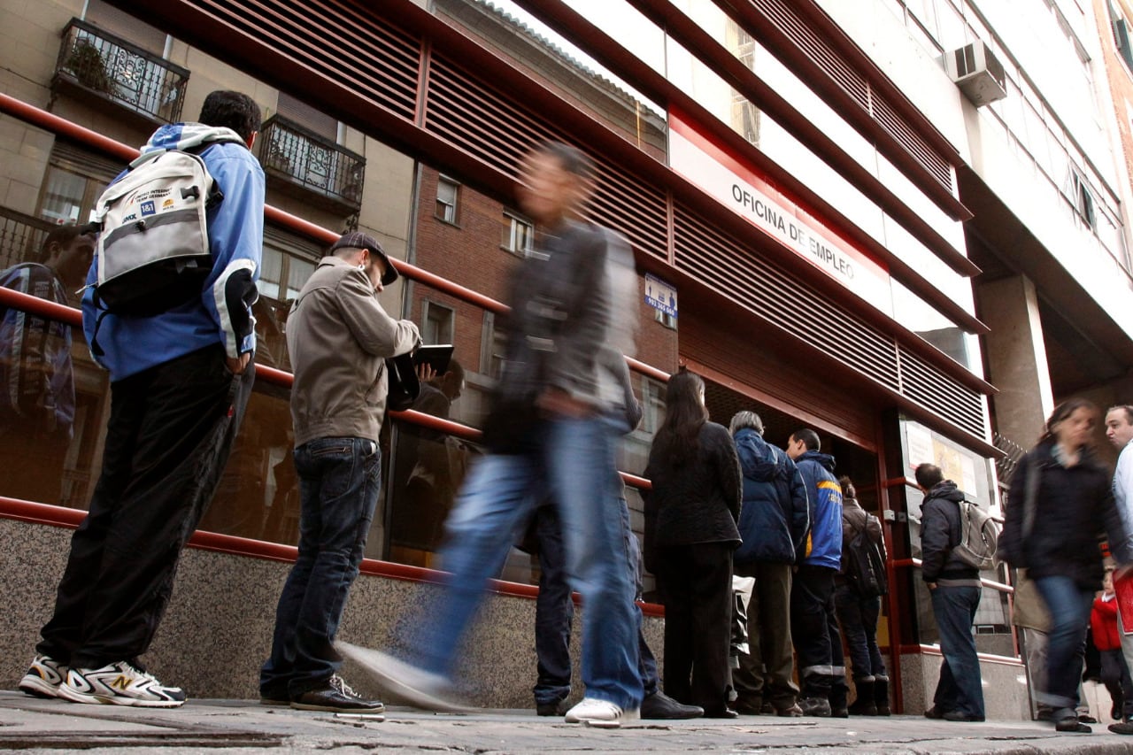 Lafila frente a una oficina de desempleo en Madrid.